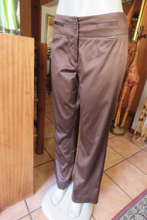 Top of the line 'OASIS' bootlegged pants in shiny brown stretch polycotton. Size 36/12.New cond.