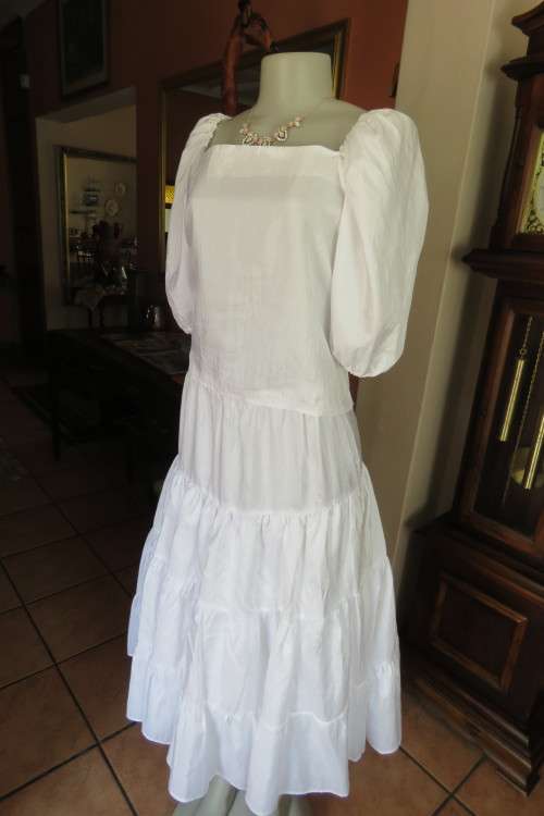 All in white!!Special occasion 2 piece white outfit.Boutique made in size 36/12.New cond.