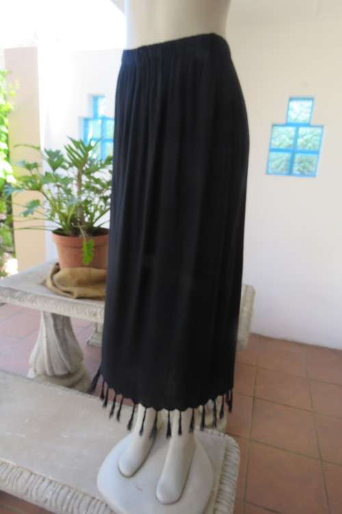Adorable black super soft viscose skirt with elasticated waist. Size 34/36-104 cm hips.