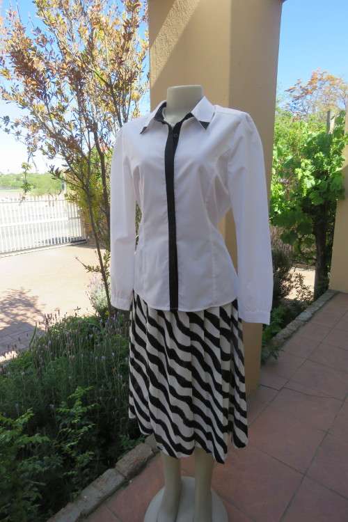 Stylish white polycotton long sleeve top with black fabric hidden button down front. Size 38/14.