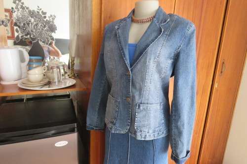 Styled blue denim jacket with long sleeves. Close with 2 buttons. Size 38/14. By 'Z + X' Loyalways.