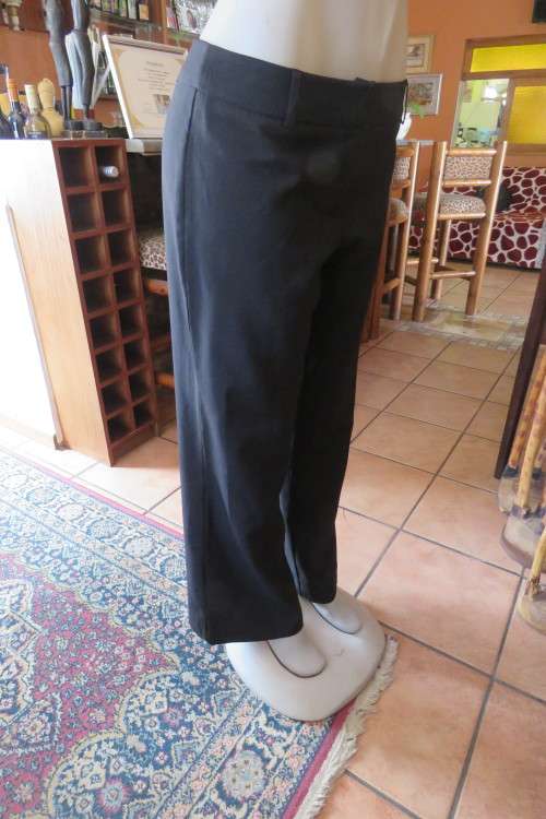 Smart black long ladies pants in size 36/12 by 'Exact'. Medium rise. No pockets. Boot legged.
