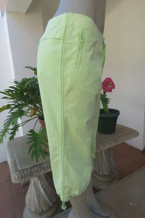 High quality apple green 'Woolworths' cropped summer pants in size 36/12. In 70% cotton + 30% nylon.
