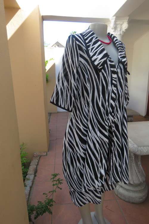 Black, white and grey graphic printed 2 piece skirt outfit made by 'Boutique. Size 42/18.