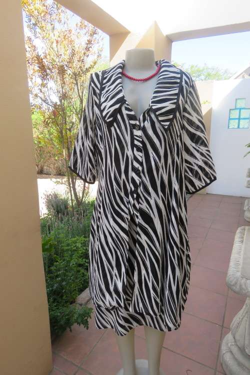 Black, white and grey graphic printed 2 piece skirt outfit made by 'Boutique. Size 42/18.