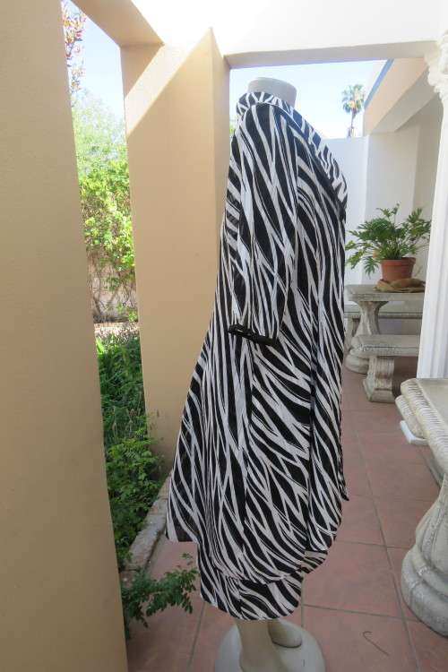 Black, white and grey graphic printed 2 piece skirt outfit made by 'Boutique. Size 42/18.