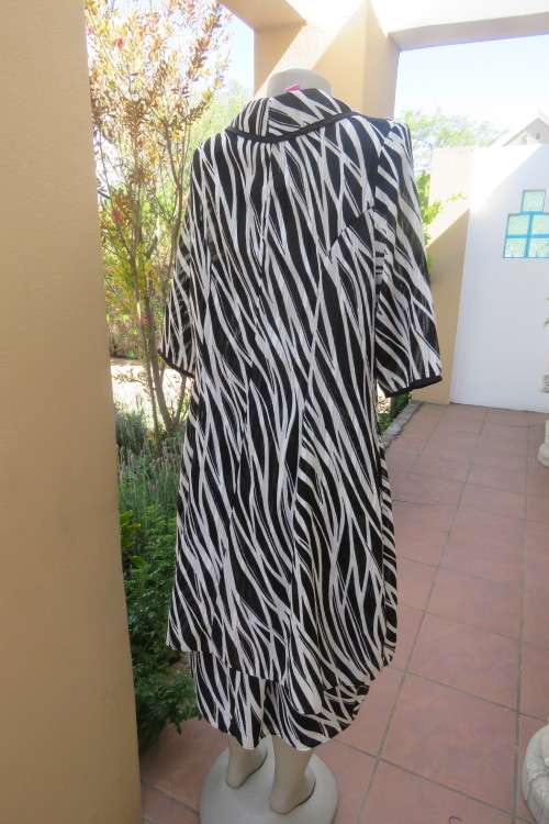 Black, white and grey graphic printed 2 piece skirt outfit made by 'Boutique. Size 42/18.