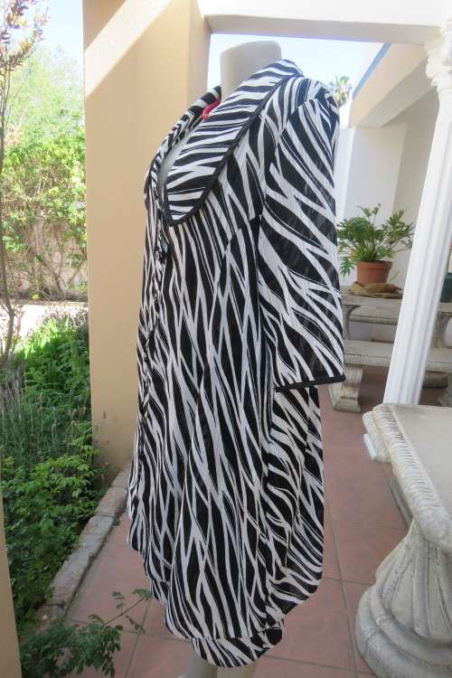 Black, white and grey graphic printed 2 piece skirt outfit made by 'Boutique. Size 42/18.