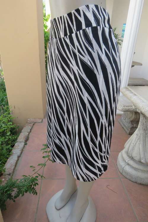Black, white and grey graphic printed 2 piece skirt outfit made by 'Boutique. Size 42/18.