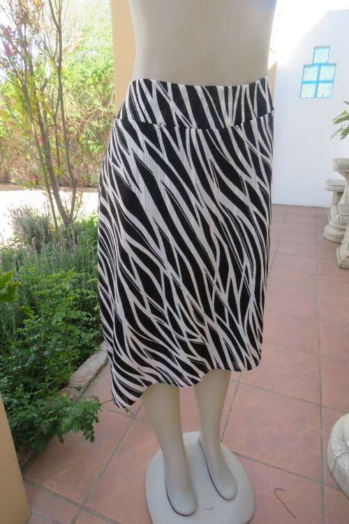 Black, white and grey graphic printed 2 piece skirt outfit made by 'Boutique. Size 42/18.