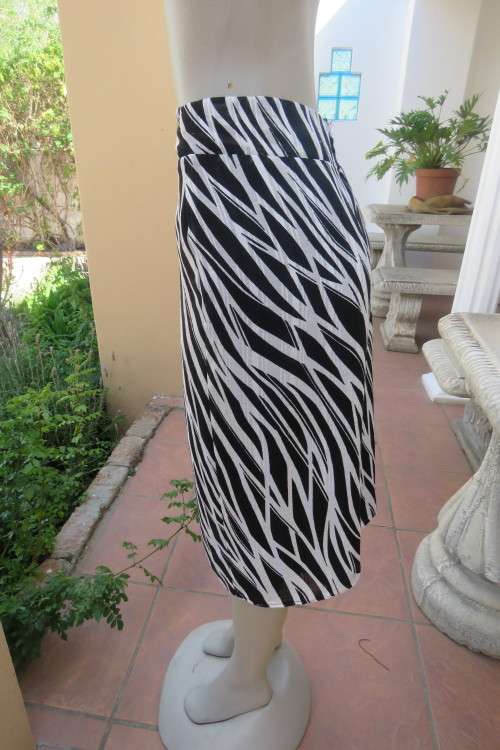 Black, white and grey graphic printed 2 piece skirt outfit made by 'Boutique. Size 42/18.