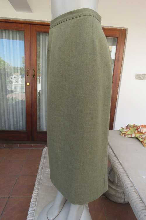 Top of the line mottled army green ankle length fully lined pencil skirt.Size 42/18 by MERIEN HALL