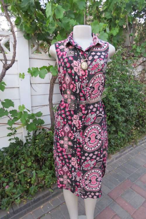 Black shirt dress with bo-ho print in different pinks. Button down front. Size 36/12.