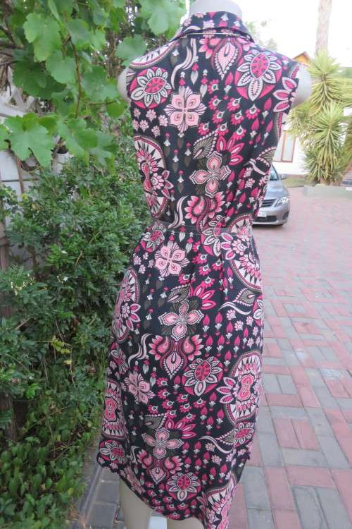 Black shirt dress with bo-ho print in different pinks. Button down front. Size 36/12.