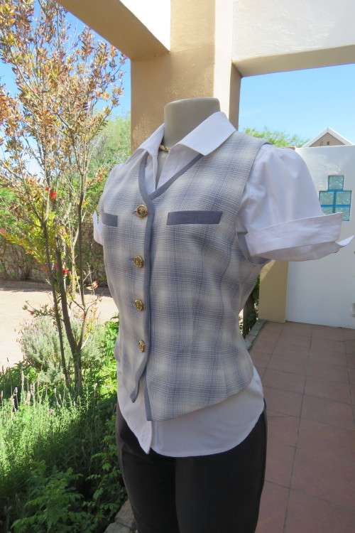 Fabulous waistcoat or sleeveless top in grey and white check Button down. Fully lined. Size 34/10
