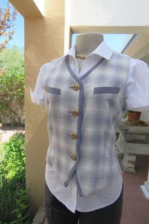 Fabulous waistcoat or sleeveless top in grey and white check Button down. Fully lined. Size 34/10