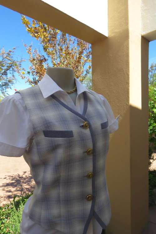 Fabulous waistcoat or sleeveless top in grey and white check Button down. Fully lined. Size 34/10