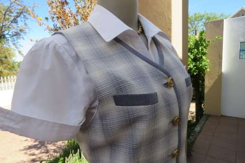 Fabulous waistcoat or sleeveless top in grey and white check Button down. Fully lined. Size 34/10