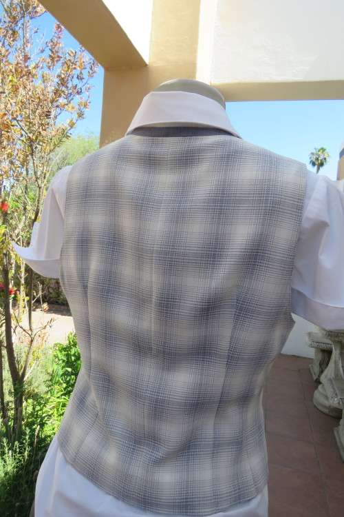 Fabulous waistcoat or sleeveless top in grey and white check Button down. Fully lined. Size 34/10