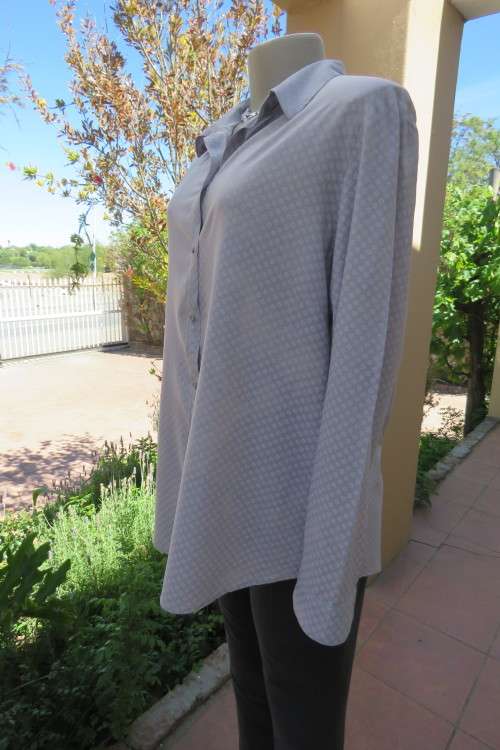 Charming 100% viscose shirt in silvergrey with small white circle patterns. Size 40/16.