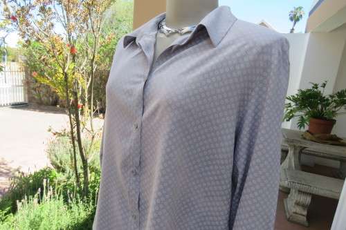 Charming 100% viscose shirt in silvergrey with small white circle patterns. Size 40/16.