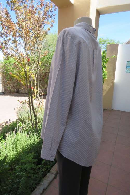 Charming 100% viscose shirt in silvergrey with small white circle patterns. Size 40/16.