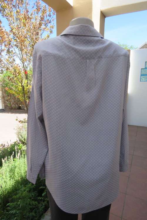 Charming 100% viscose shirt in silvergrey with small white circle patterns. Size 40/16.
