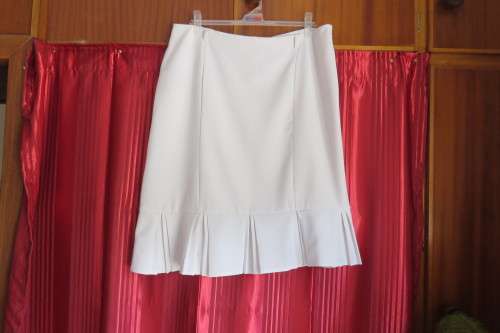 Up style off-white pencil skirt with pleated seam area. Size 40/16 by 'Inspire'.