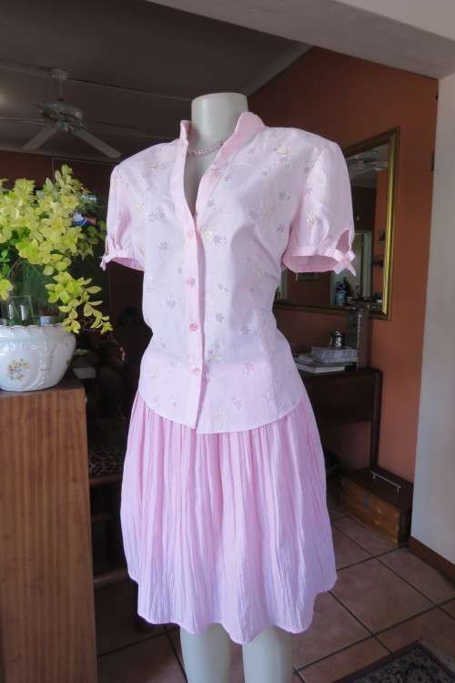 Charming rose pink short sleeve top with banded collar and V Front. Size 38/14.