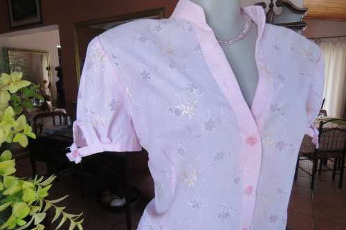 Charming rose pink short sleeve top with banded collar and V Front. Size 38/14.