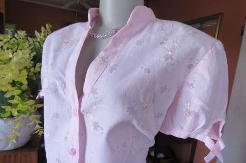 Charming rose pink short sleeve top with banded collar and V Front. Size 38/14.
