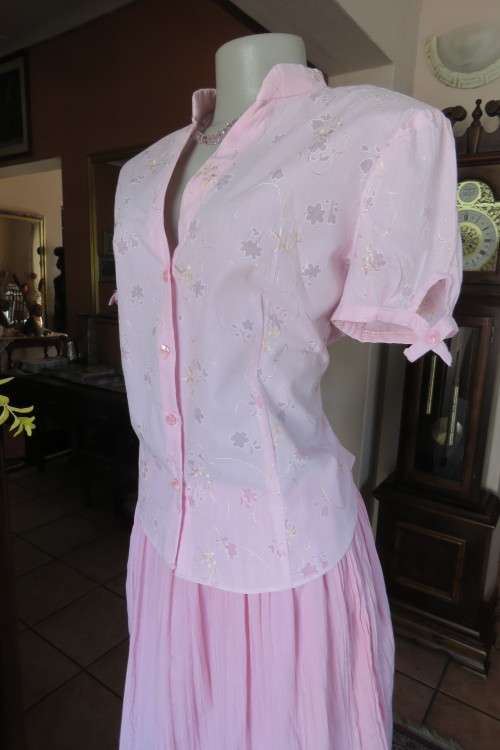 Charming rose pink short sleeve top with banded collar and V Front. Size 38/14.
