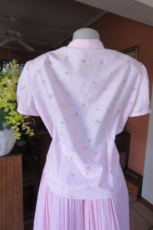 Charming rose pink short sleeve top with banded collar and V Front. Size 38/14.