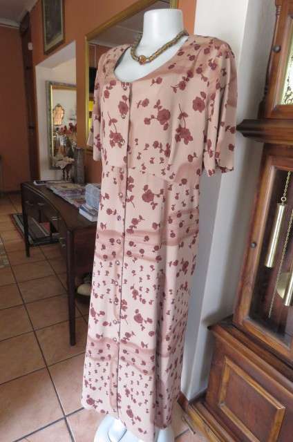 Button down dress in light brown with darker patches and dark brown flowers. Size 44/20.