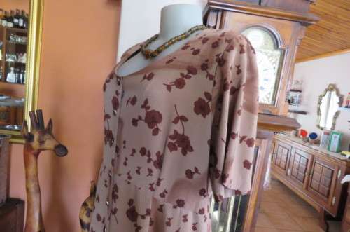 Button down dress in light brown with darker patches and dark brown flowers. Size 44/20.