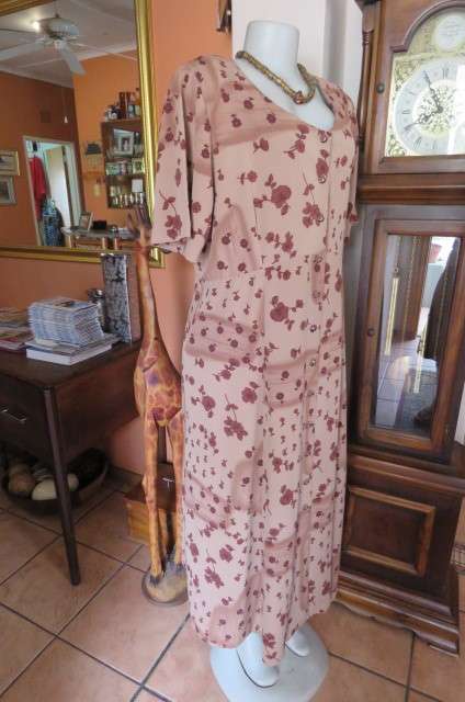 Button down dress in light brown with darker patches and dark brown flowers. Size 44/20.