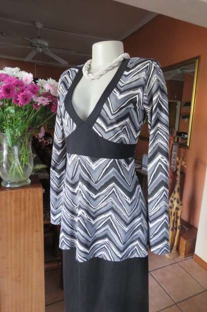 Attention grabing 'Kazak' long sleeve top in black,grey and white graphic zig-zag pattern size 34/10