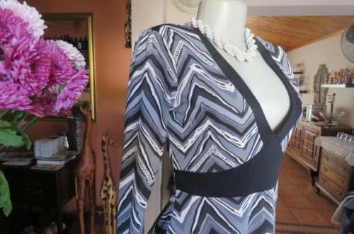 Attention grabing 'Kazak' long sleeve top in black,grey and white graphic zig-zag pattern size 34/10