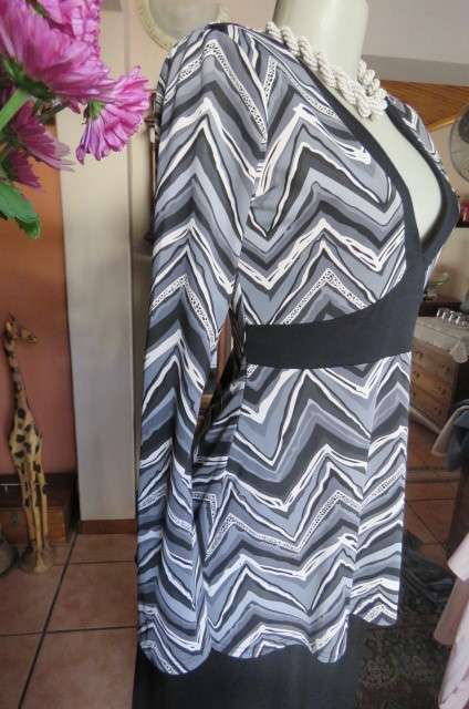 Attention grabing 'Kazak' long sleeve top in black,grey and white graphic zig-zag pattern size 34/10