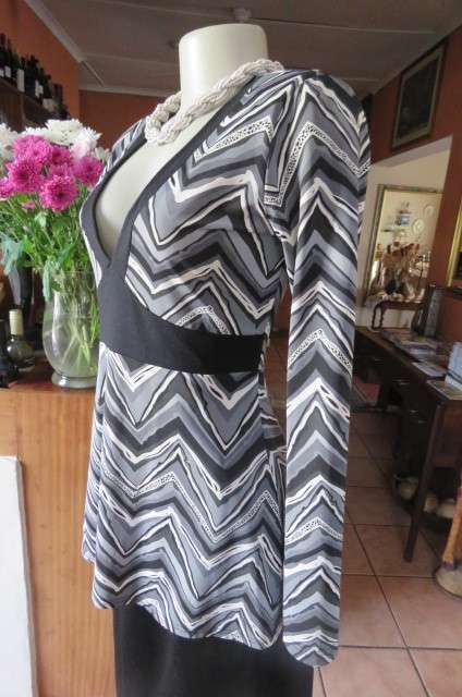 Attention grabing 'Kazak' long sleeve top in black,grey and white graphic zig-zag pattern size 34/10