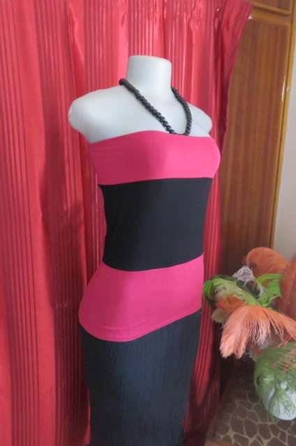 Strapless top in stretch viscose fabric size 34/10. Magenta pink top and seam with black middle area