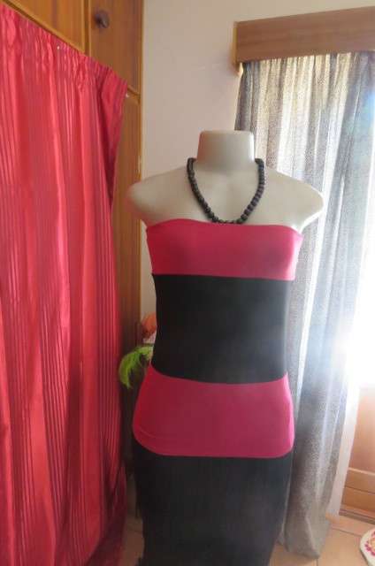Strapless top in stretch viscose fabric size 34/10. Magenta pink top and seam with black middle area