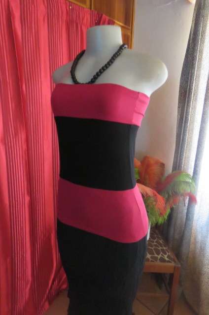 Strapless top in stretch viscose fabric size 34/10. Magenta pink top and seam with black middle area