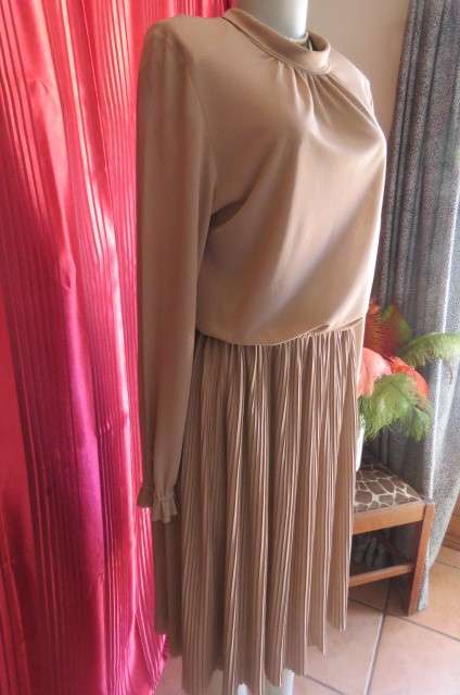 Amazing Sepia beige vintage dress with permanent pleated skirt size 38/14 by 'Lady Harrington'