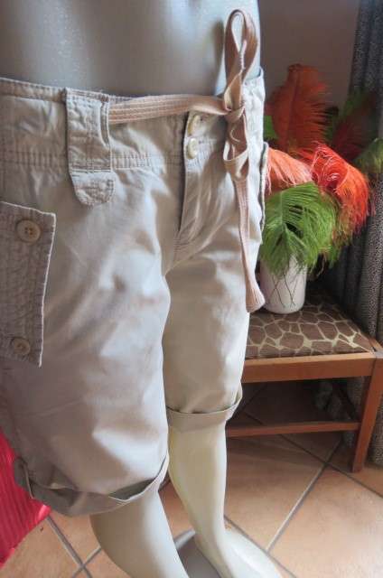 High quality beige ladies knee length shorts by`Woolworths`size 34/10. Low waist. In 100% cotton.