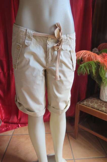 High quality beige ladies knee length shorts by`Woolworths`size 34/10. Low waist. In 100% cotton.