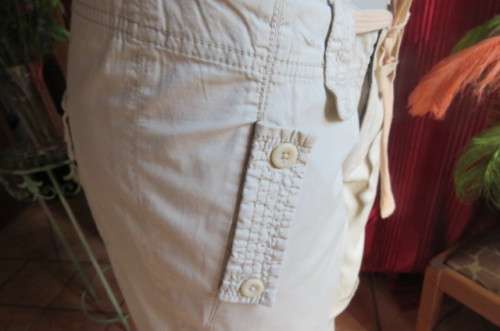 High quality beige ladies knee length shorts by`Woolworths`size 34/10. Low waist. In 100% cotton.