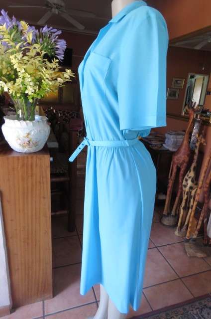 Beautiful cool vintage dress from the 90's in size 40/16 by 'Woolworths'. In 100% polyester.