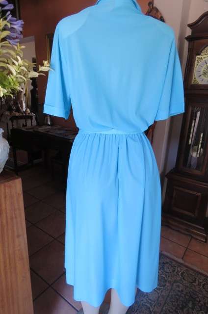 Beautiful cool vintage dress from the 90's in size 40/16 by 'Woolworths'. In 100% polyester.
