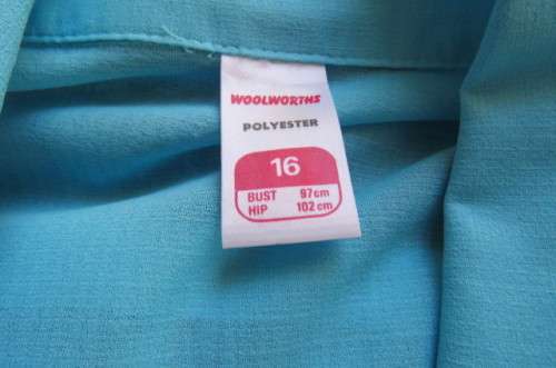 Beautiful cool vintage dress from the 90's in size 40/16 by 'Woolworths'. In 100% polyester.